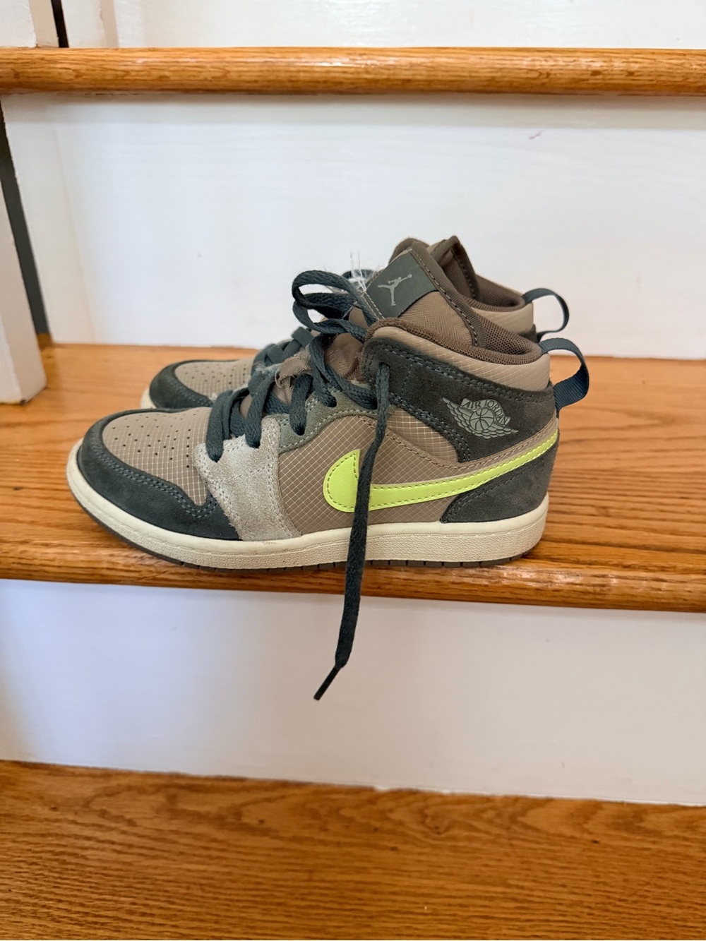 Kids Jordan 1 Mid SE Size 13.5